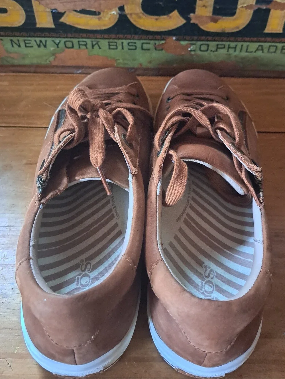 Taos Z Soul Lux Sneakers Women Size 9.5 Soft Brown Leather Side Zip Comfort Shoe